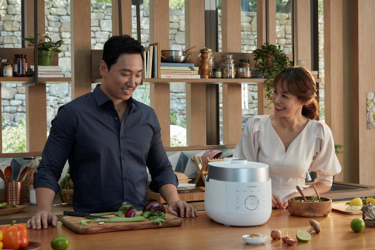 쿠쿠는 취향에 따라 세분화된 다양한 밥 맛을 즐길 수 있는 프리미엄 밥솥 '트윈프레셔' 라인의 8월까지 누적 판매량이 전년 동기 대비 46.1% 증가했다고 밝혔다. <쿠쿠 제공>